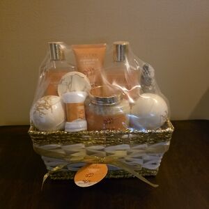 Love Almond Milk & Honey Bath Gift Set - Gold and White
